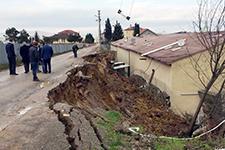 İstinat duvarı büyük bir gürültüyle çöktü