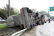 Sakarya gişelerinde beton mikseri devrildi: 1 ölü