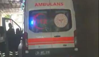 Ambulans geçitte sıkıştı