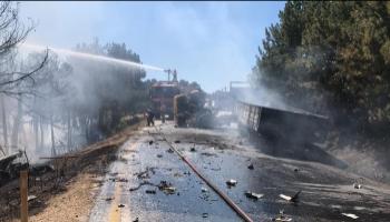 Tırlar kafa kafaya çarpıştı, orman yangını çıktı