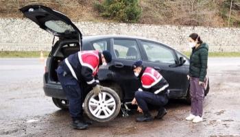 Lastiği patladı, yardımına jandarma koştu