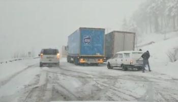 Karda araçlar kaydı, yol kilitlendi. Ulaşım sekteye uğradı.