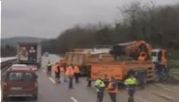 TEM’de kaza; trafik kilitlendi. Çekiciler aracı çektikten sonra, trafik açıldı.