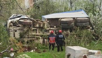 Taraklı'da, nakliye kamyonu 30 metrelik uçuruma yuvarlandı