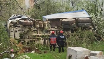 Taraklı'da, nakliye kamyonu 30 metrelik uçuruma yuvarlandı