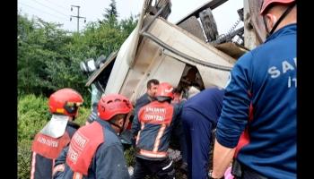 TEM Otoyolu Sapanca kesiminde soya fasulyesi yüklü tır devrildi.