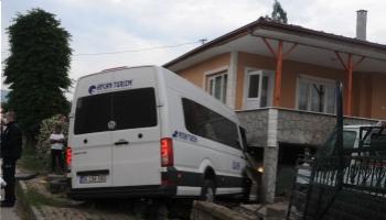 Minibüs evin bahçesine daldı: 4 yaralı