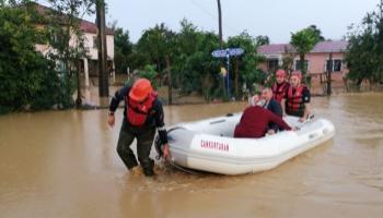 Büyükşehir afet bölgesinde yaraları sarıyor