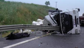 Kuzey Marmara Otoyolu’nda TIR devrildi: 2 ölü