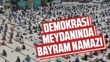 Sakaryalılar, bayram namazını Demokrasi Meydanında kıldı