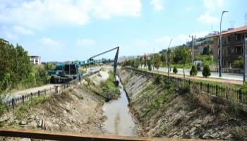 Darboğaz Deresi'ndeki Ot ve Atıklar Temizleniyor