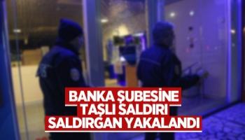 Bankaya taşla saldırdı