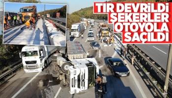 Tır devrildi şekerler otoyola saçıldı