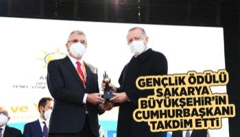 Cumhurbaşkanı Erdoğan, Sakarya’nın gençlik ödülünü Yüce’ye takdim etti