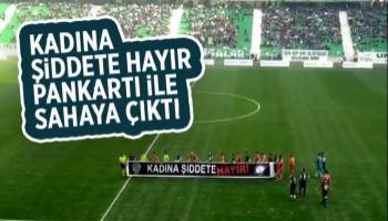 Kadına şiddete hayır pankartı ile sahaya çıktı