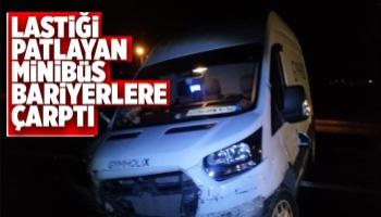 Lastiği patlayan minibüs bariyerlere çarptı