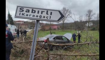 Eski kaynarca yolunda otomobil tarlaya uçtu