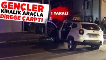 Kiraladıkları araçla direğe çarptılar