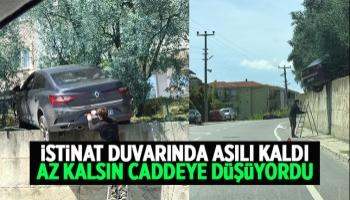 Otomobil istinat duvarında asılı kaldı