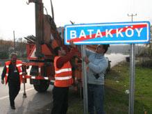 Akyazı'da Bilgi ve Trafik Levhaları Yenileniyor