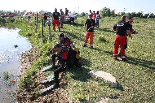 Nehre düşen terliğini almak isterken boğuldu