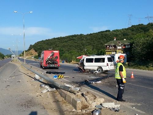 Direğe çarpan minibüsün sürücüsü hayatını kaybetti