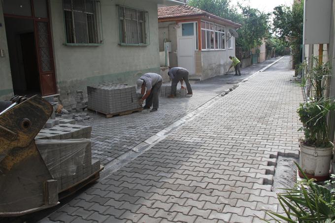 Akyazı'da yol çalışmaları sürüyor