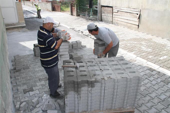 Akyazı'da yol çalışmaları sürüyor