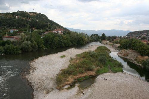 Sakarya Nehri'nde, susuzluk yüzünden adacıklar oluştu