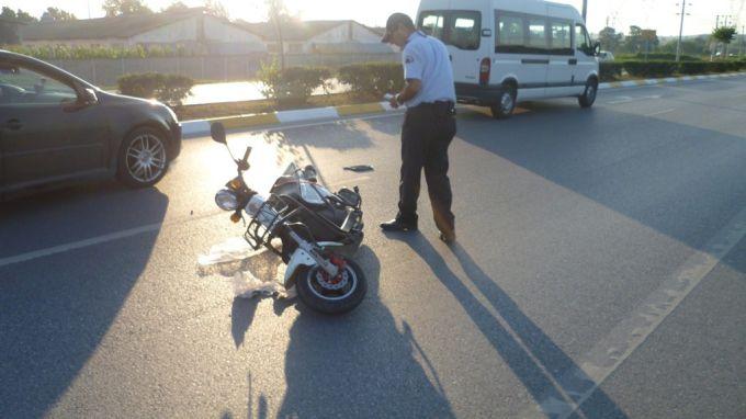 Duble yolda otomobil, motosiklete çarptı: 1 yaralı