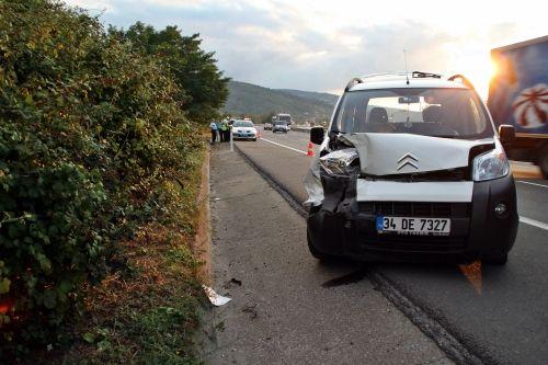 Sapanca'da iki panelvan çarpıştı: 4 yaralı!