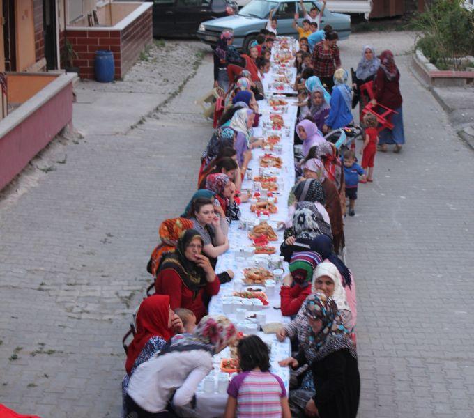 Sokağa kurdukları sofralarla iftarı birlikte yapıyorlar