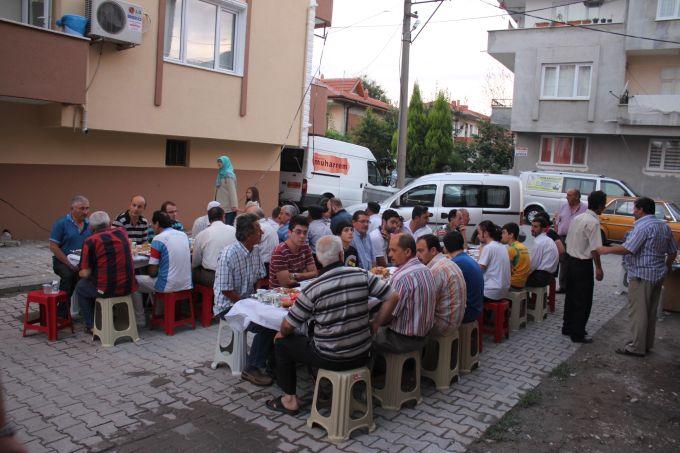 Sokağa kurdukları sofralarla iftarı birlikte yapıyorlar