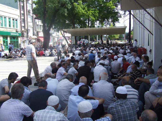 Kur'an dinlemek isteyen cemaat camiye sığmadı