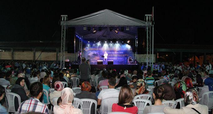 Kahraman Tazeoğlu'nun şiirleri için meydanı doldurdular