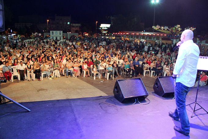 Kahraman Tazeoğlu'nun şiirleri için meydanı doldurdular