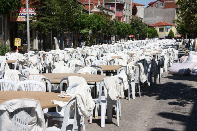 Kaldırımlara kurulan iftar sofraları tepki çekti