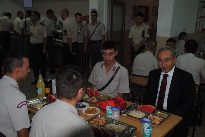 Vali Büyük askerlerle iftar açtı