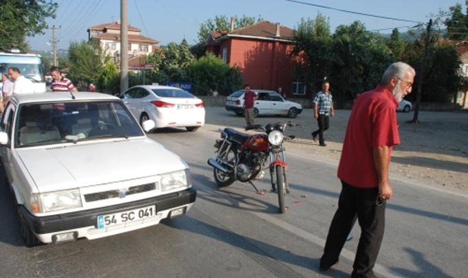 Sapanca'da Motosiklet ve Otomobil Çarpıştı