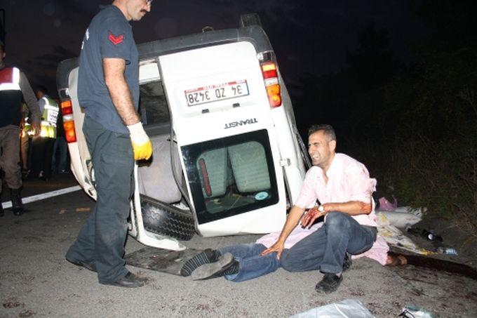 Nişan dönüşü minibüs takla attı: 1 ölü, 13 yaralı