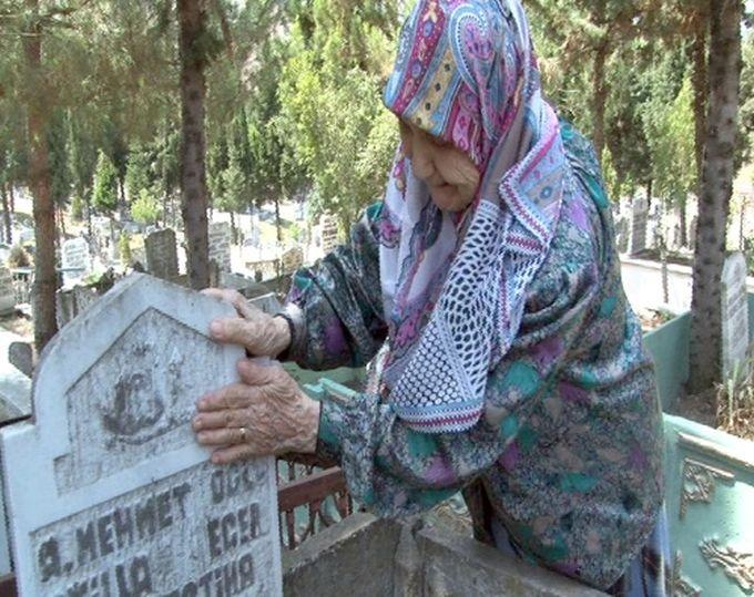 Depremde hayatını kaybedenler mezarları başında anıldı