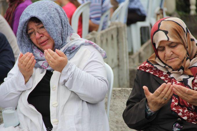 Depremde hayatını kaybedenler mezarları başında anıldı