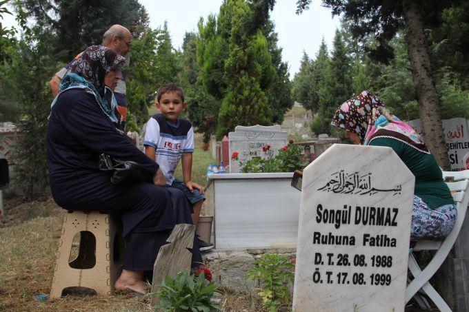 Depremde hayatını kaybedenler mezarları başında anıldı