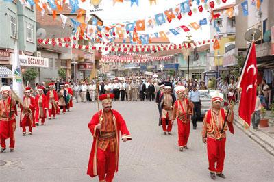 <font size="2"><font face="verdana,geneva"><strong>Folklor ve halk dansları şenliği</strong></font></font> <p><font face="verdana,geneva" size="2">Ferizli Festivaline bu yıl 3 &uuml;lkeden halk dansları ekipleri katılacak. Estonya, Bulgaristan ve Makedonya&rsquo;dan katılacak halk dansları ekipleri festival boyunca g&ouml;sterileri ile farklı k&uuml;lt&uuml;rler arasında k&uuml;lt&uuml;r alışverişini sağlayacaklar. Festivale yabancı halk dansları ekiplerinin yanı sıra &uuml;lkemizin 7 coğrafi b&ouml;lgesini temsilen folklor ekipleri de katılacaklar.&nbsp;</font><font face="verdana,geneva"><font size="2"><font color="#cc0000">2007&rsquo;de il&ccedil;eler arasında en iyi festival Ferizli festivali se&ccedil;ilmişti.<br /></font><br /></font><font size="2">Ferizli Belediye Başkanı H&uuml;seyin Kaşkaş yaptığı a&ccedil;ıklamada 4 yıldan beri d&uuml;zenledikleri festivalin&nbsp; bu yıl 5. sini d&uuml;zenleyeceklerini belirterek bu yılki festivalin diğer festivallere oranla daha kapsamlı ve coşkulu ge&ccedil;eceğini s&ouml;yledi. Başkan Kaşkaş, festivallerine il&ccedil;e dışından ilimiz ve yakın illerden &ccedil;ok sayıda vatandaşın katıldığını belirterek bu yılda bu katılımın artmasını beklediklerini ifade etti. D&uuml;zenledikleri festivalle il&ccedil;elerini t&uuml;m T&uuml;rkiye ve yurt dışına tanıtmayı hedeflediklerini belirten Başkan Kaşkaş&nbsp;<font color="#cc0000">&quot;Festivalimiz Kadık&ouml;y G&uuml;zel Sanatlar Lisesi tarafından 2007 yılında T&uuml;rkiye genelinde il&ccedil;eler arasında en iyi festival se&ccedil;ilerek sanata verdiğimiz katkıdan dolayı &ouml;d&uuml;l aldı. &Ouml;d&uuml;l&uuml;n sanat&ccedil;ı yetiştiren bir kurum tarafından verilmesi Ferizli festivalinin 4 yılda geldiği seviyeyi en g&uuml;zel bir şekilde g&ouml;stermektedir.Bu da bizleri Ferizli il&ccedil;esi olarak gururlandırmıştır&quot;</font> dedi.</font></font></p>