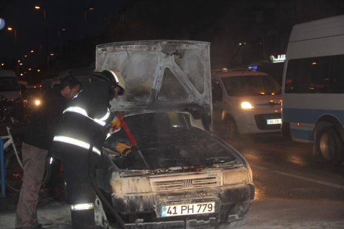 Seyir halindeki araç bir anda alev aldı