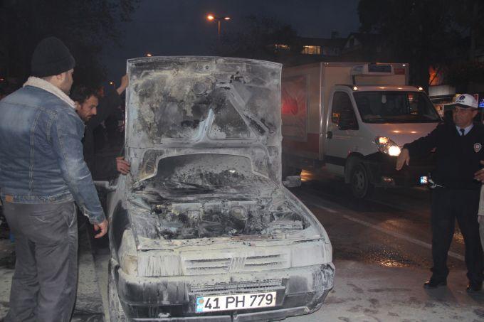 Seyir halindeki araç bir anda alev aldı