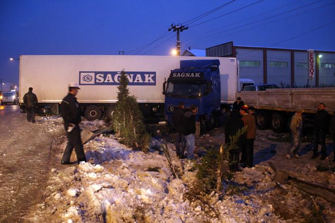 Buzlanma nedeniyle TIR yoldan çıktı