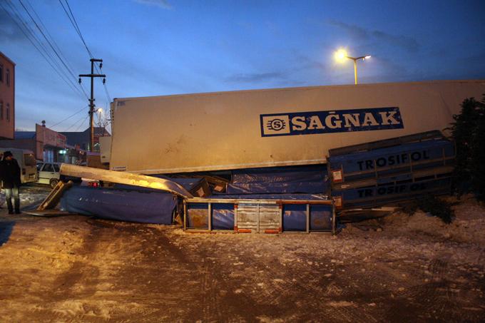 Buzlanma nedeniyle TIR yoldan çıktı