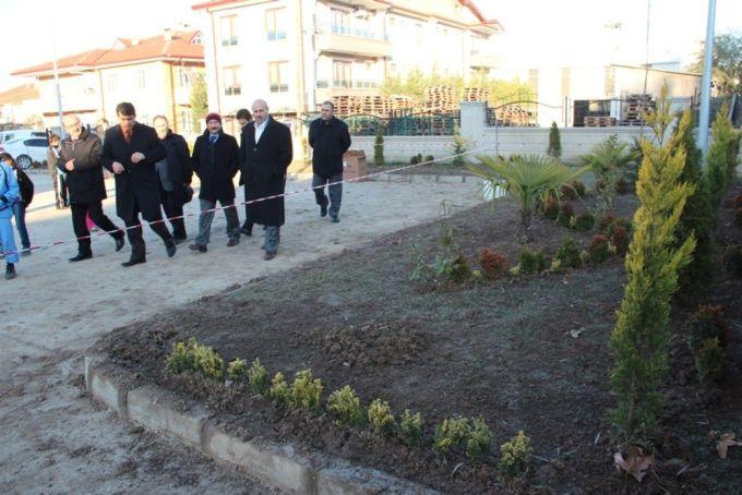 Okullarda yapılan çalışmaları yerinde incelediler