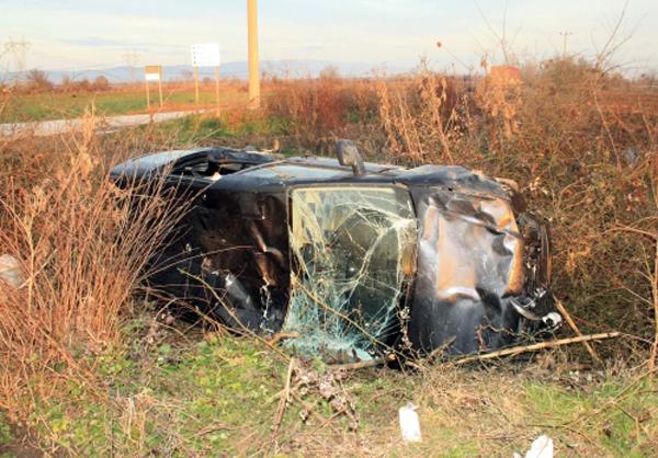 Panelvan takla atıp tarlaya yuvarlandı: 1'i ağır 4 yaralı